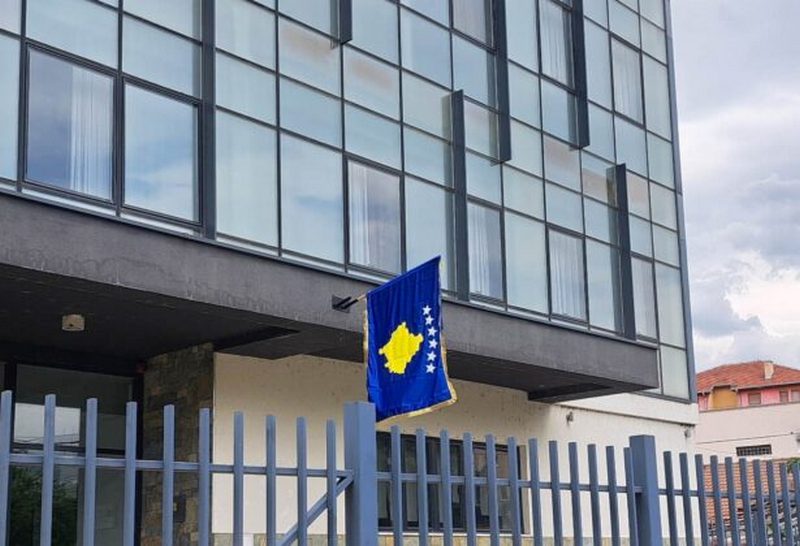 Nova zastava tzv. Kosova postavljena na zgradu opštine u Severnoj Mitrovici