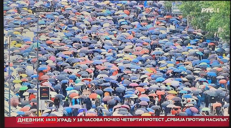 Učesnici protesta formirali prsten oko RTS, Dnevnik 2 počeo izveštajem sa četvrtog skupa “Srbija protiv nasilja”