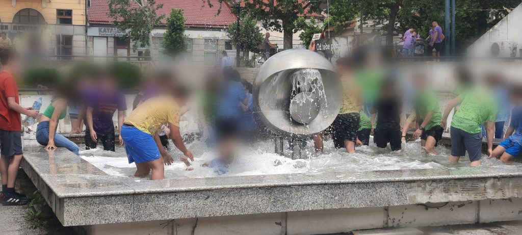 Leskovački osnovci kupanjem u fontani proslavili kraj školske godine (video)