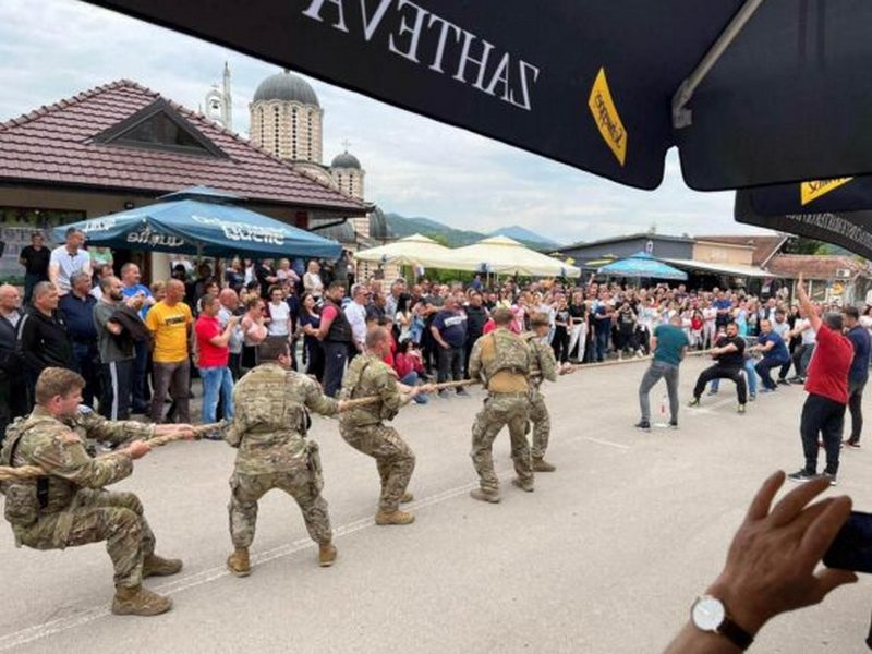 Srbi i pripadnici KFOR u Leposaviću odmerili snage u vuči konopca