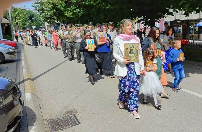 Der Tag ist geprägt von einer Liturgie in Leskovac mit Gebeten und Kuchenanschneiden