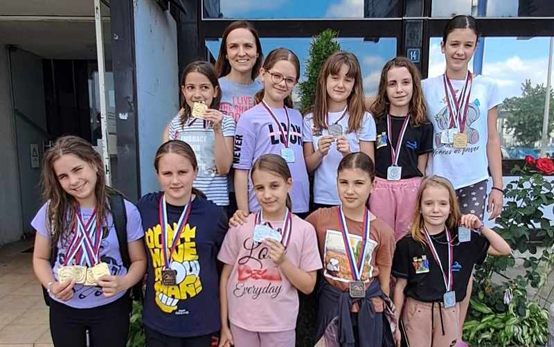 Deset plivačica PK Leskovac osvojile 17 medalja u Kruševcu