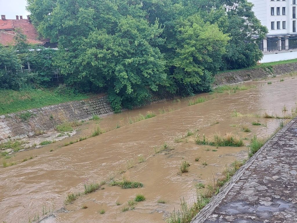 U narednih 24 sata moguća izlivanja bujičnih vodotoka na slivovima Veternice, Vlasine, Jablanice i Puste reke