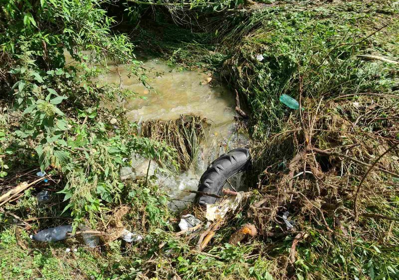 Vlasotince: Otpad u koritima sprečava protok vode