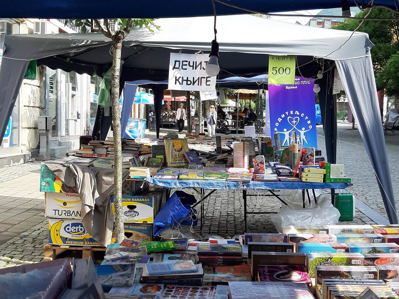 Povodom gradske slave otvoren humanitarni Salon knjiga na šetalištu