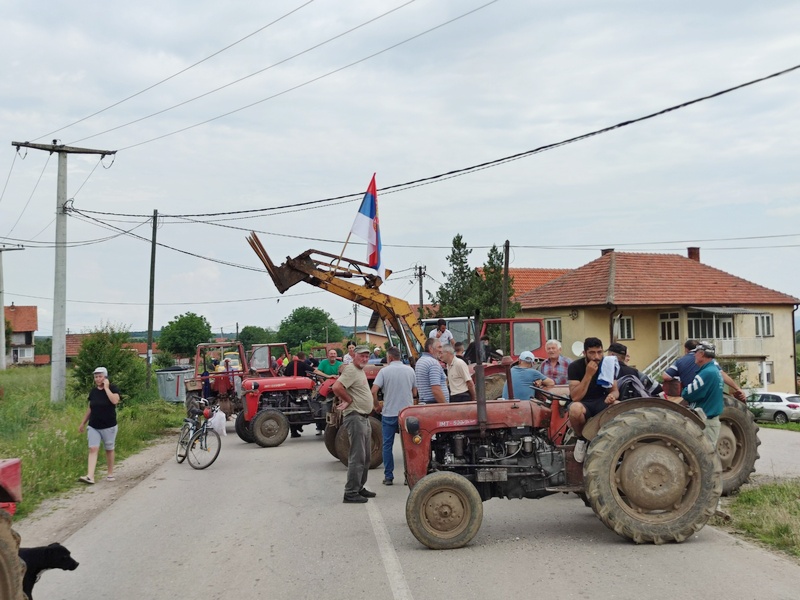Meštani Stuble traktorima blokirali put zbog uništenih polja u poplavama