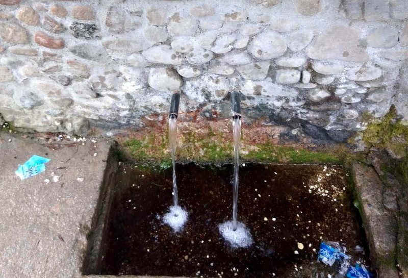 Voda sa izvora u selu Cerevajka pomaže kod problema sa kamenom i peskom u bubrezima, žuči i mokraćnim knalima