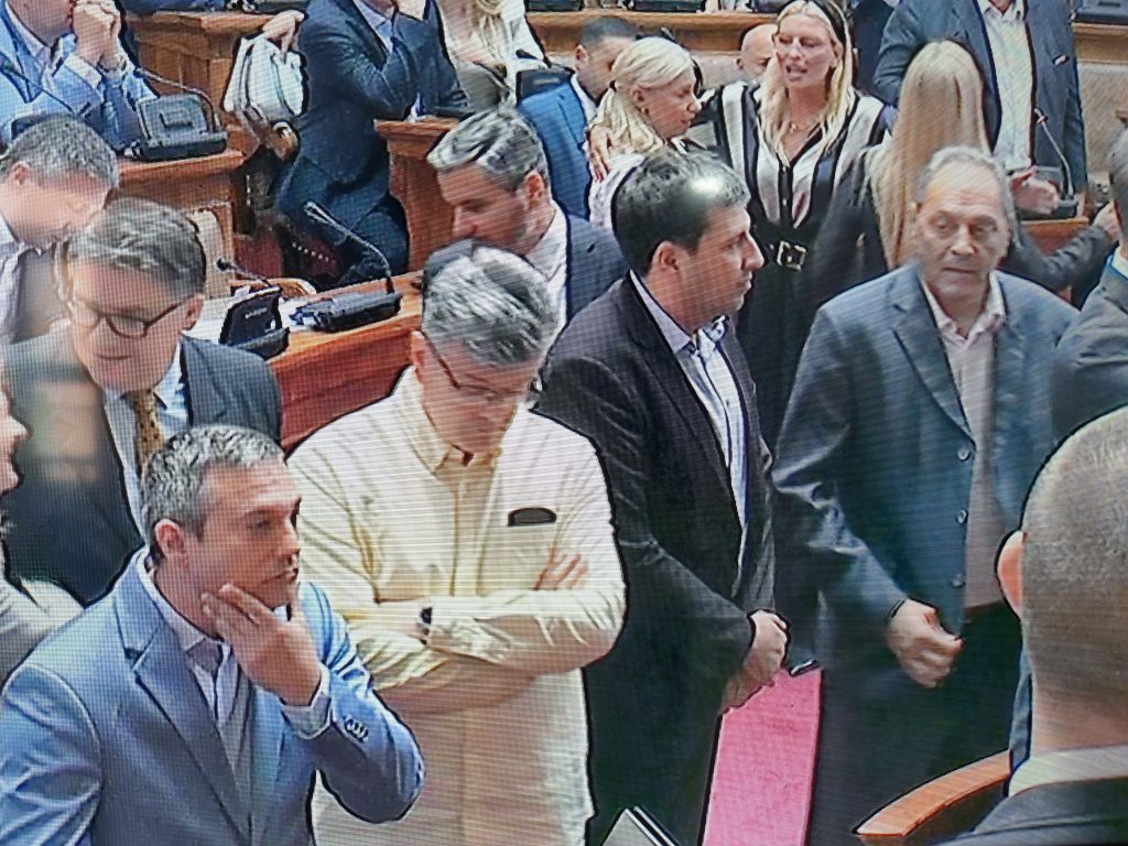 Deo opozicije traži da ministar Martinović izađe iz Skupštine jer je uvredio poslanika koji nema decu (video)