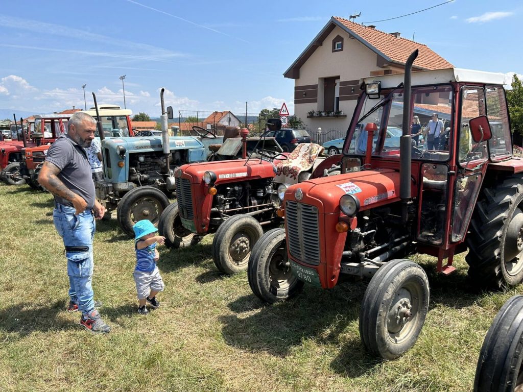 Na Traktorijadi u Gornjoj Jajini izabran najstariji, najlepši i najjači traktor