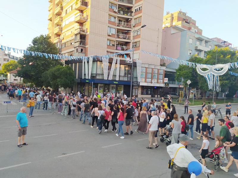 Mija Pejić poručila na protestu u Leskovcu da neće partijsku knjižicu zbog posla, i deo radnika „Džinsija“ u šetnji