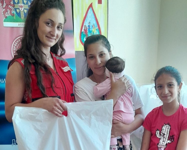 Paket pomoći od leskovačkog Crvenog krsta za bebe rođene u maju