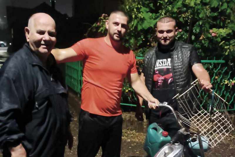 Braća Jovan i Vojislav iz Leskovca spasili deku koji je sinoć upao u kanal tokom nevremena
