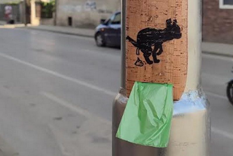 Aktivisti iz Gerile postavili kesice po Leskovcu za pasji izmet