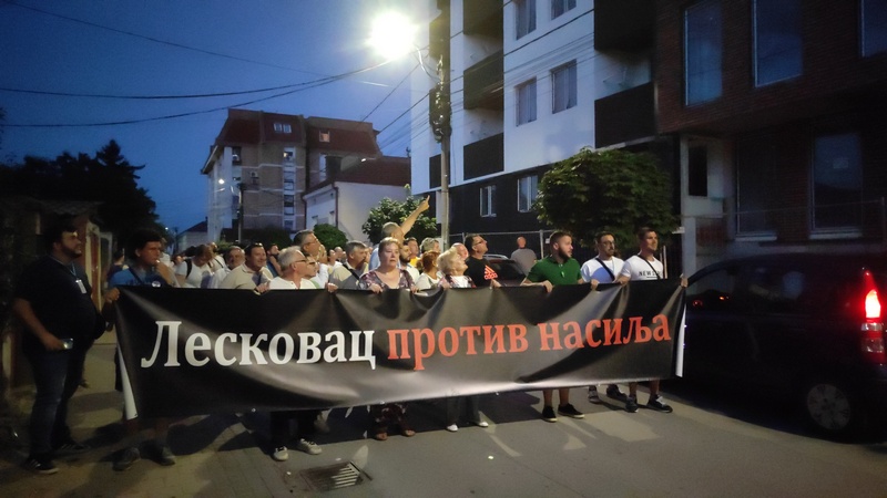 Učesnicima protesta u Leskovcu Cakić pokazao zgradu i ulicu za koje kaže da su gradonačelnikova i njegovog pobratima