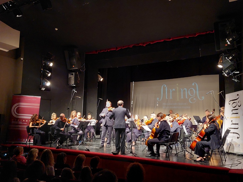 Koncert Simfonijskog orkestra za pamćenje – nežno i romantično uveo leskovačku publiku u svet klasične muzike
