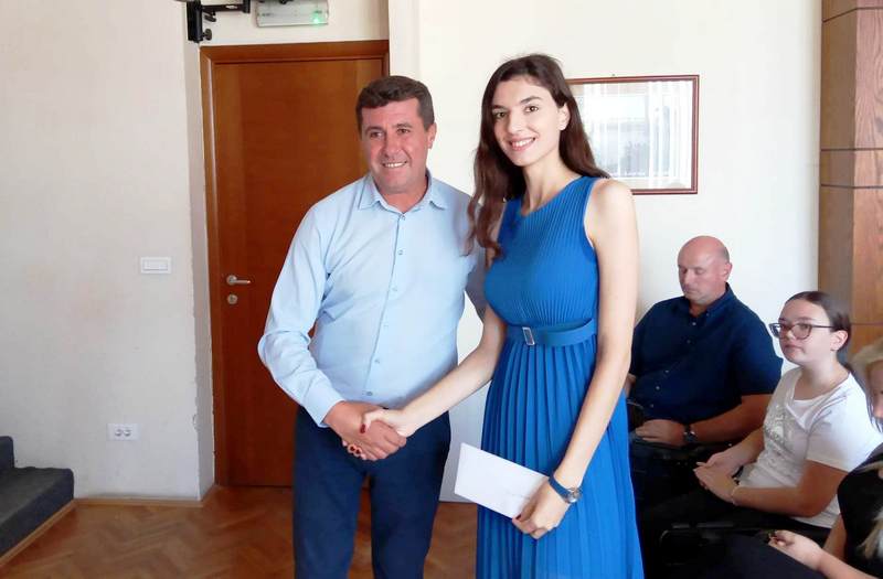Opština Vlasotince nagradila 48 najboljih učenika i studenata