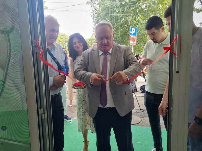 Gradonačelnik i vlasnik otvorili polikliniku u centru Leskovca
