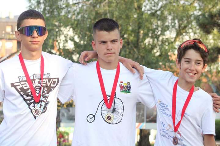 Triatlonci iz Leskovca zablistali na državnom pobedničkom postolju u duatlonu