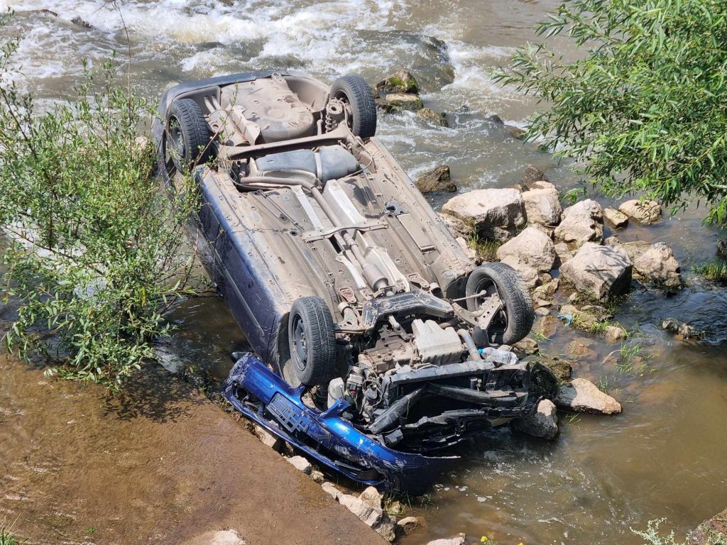 Automobil sleteo s puta u reku kod leskovačkog sela Živkovo, vozač povređen