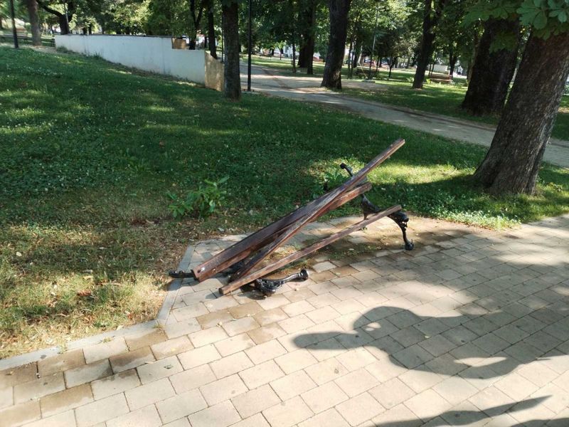 Oštećen mobilijar u parku, snimak sa kamera predat policiji