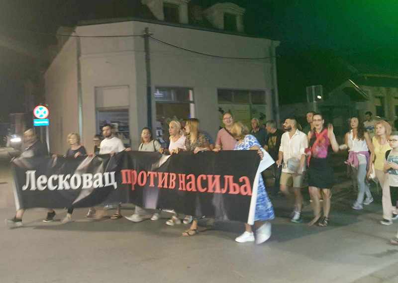 Pištaljke i lagana šetnja na protestu u Leskovcu