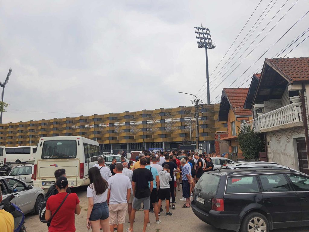 Veliki red ispred stadiona u Leskovcu, za karte se čeka i po tri sata