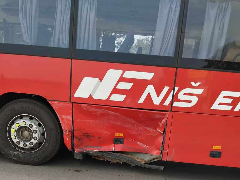 Udes kod Doljevca, vozač dostavnog vozila udario u autobus (video)