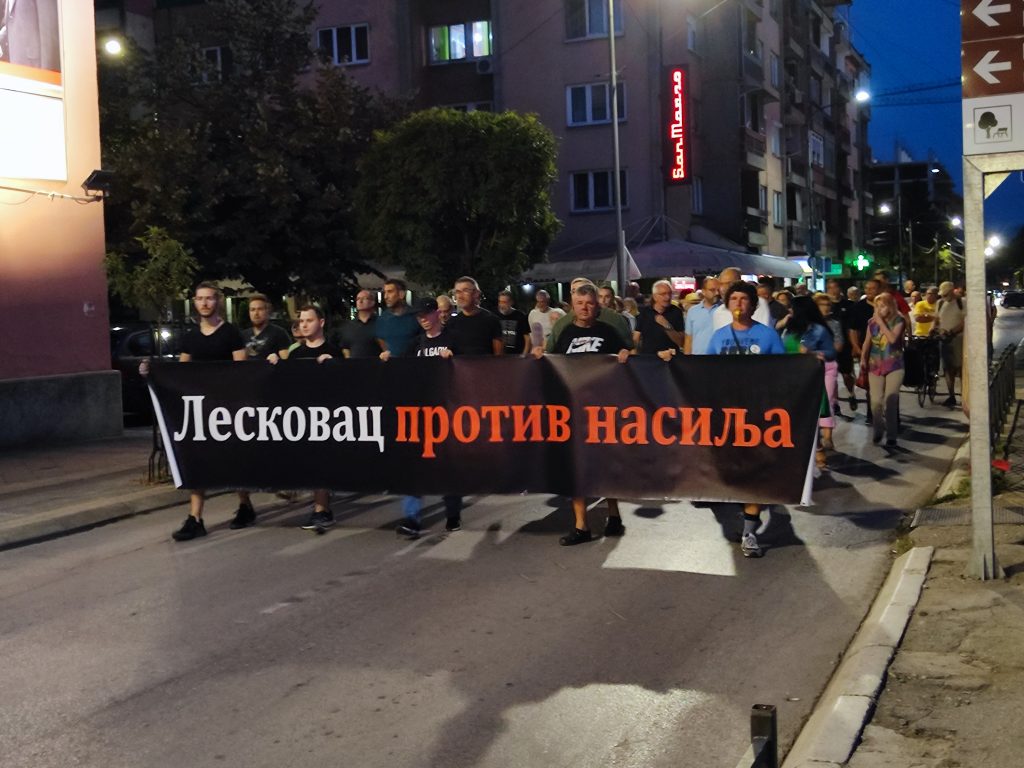 Na protestima u Leskovcu upućen zahtev lokalnim vlastima da deca i prosvetni radnici dobiju po 15.000 dinara