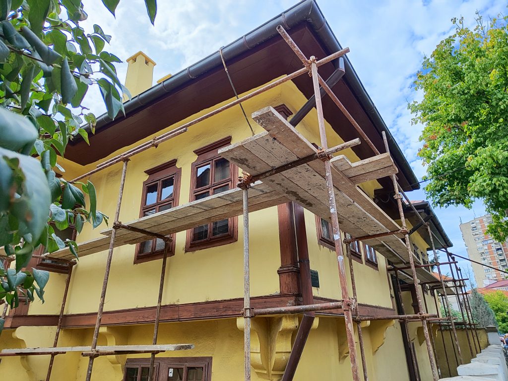 Uređuje se krov na jednoj od najstarijih kuća u Leskovcu