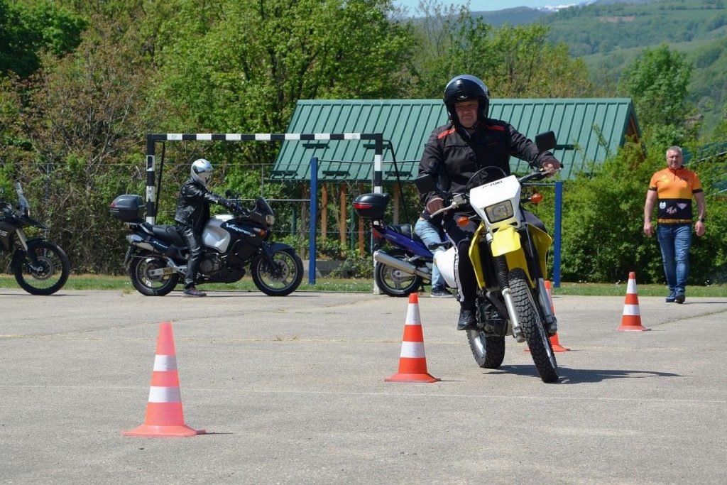 Trening bezbedne vožnje za motocikliste i mopediste u ponedeljak na platou ispred škole „Rade Metalac“