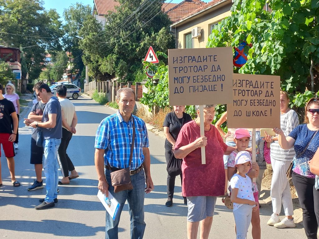 Stanari Kovanlučke ulice blokirali saobraćaj i poručili sa protesta: Izgradite trotoar da deca mogu bezbedno do škole