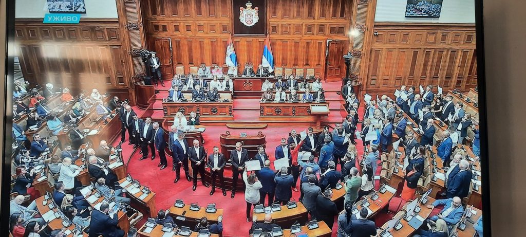 Opozicija traži hitne parlamentarne i beogradske izbore, bojkotuju skupštinsko zasedanje