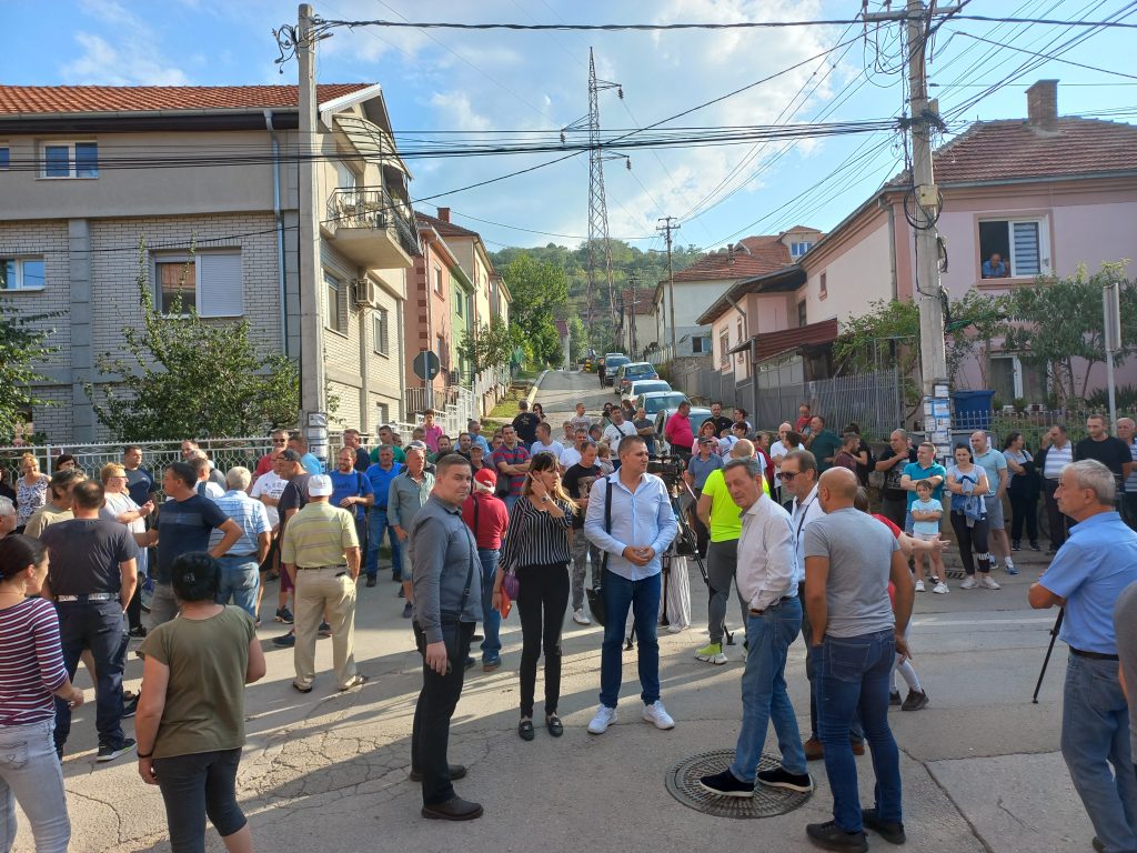 Žitelji Delijskog visa protestovali zbog neasfaltiranih ulica, najavljuju i blokadu pruge na Trošarini