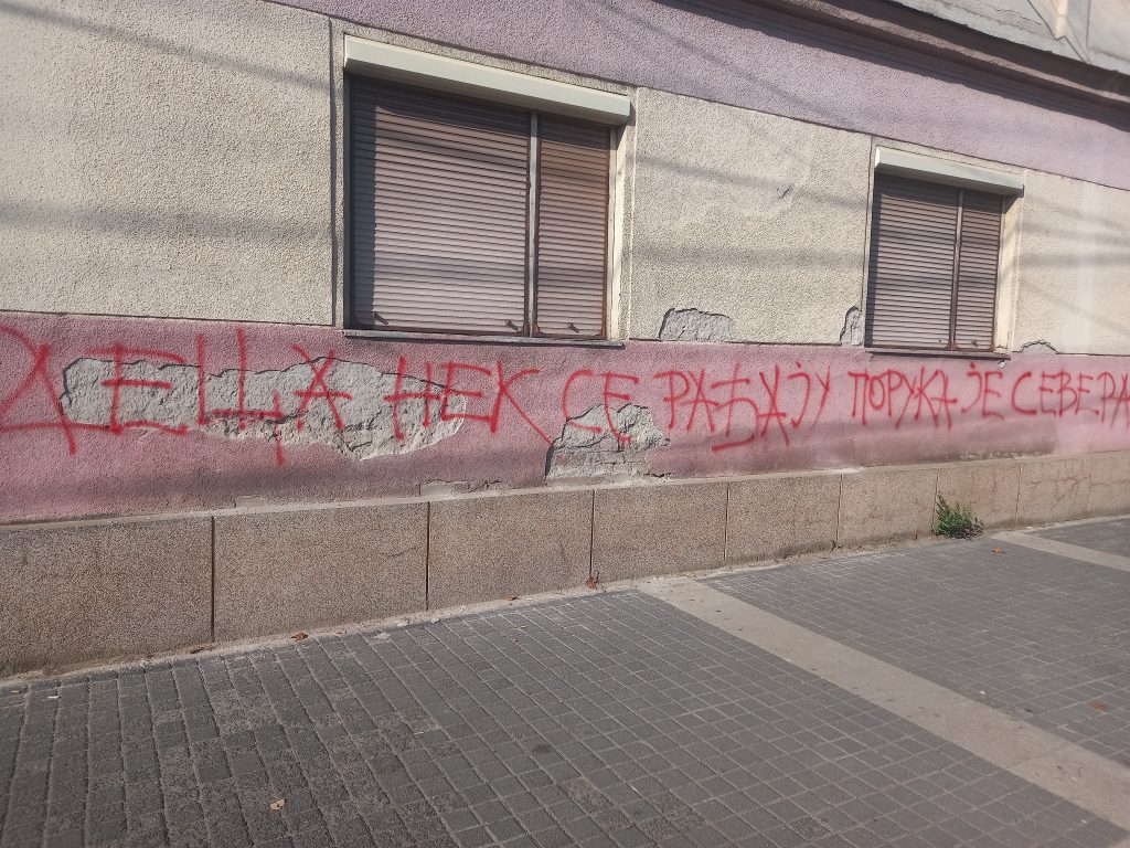 Zbog grafita ispisanih širom Vlasotinca, meštani podneli prijave policiji