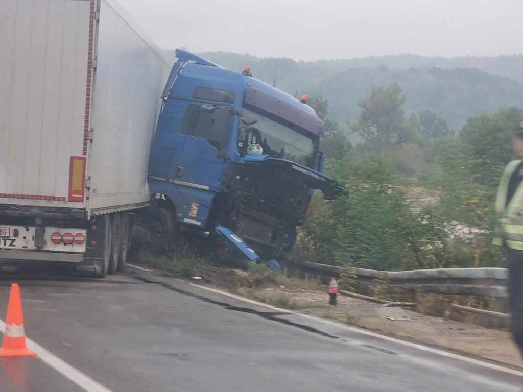 Kamion probio zaštitnu ogradu na putu Leskovac-Grdelica