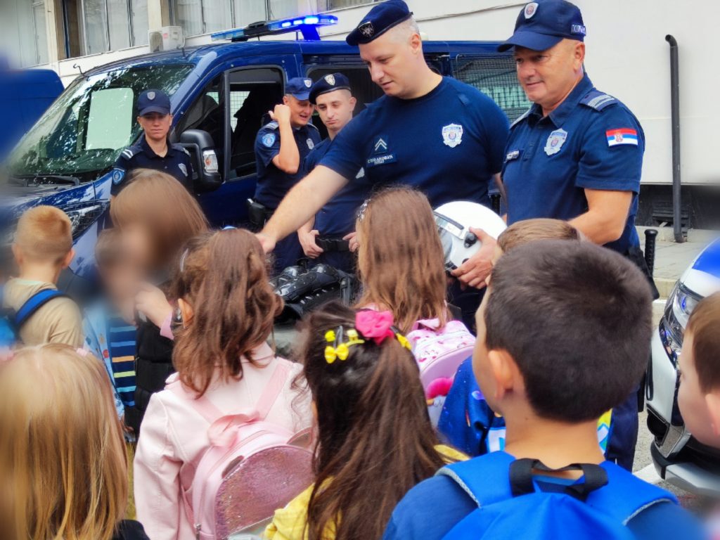 Uz igru i razgovor mališani iz Leskovca se upoznali sa radom policije i učili o bezbednosti