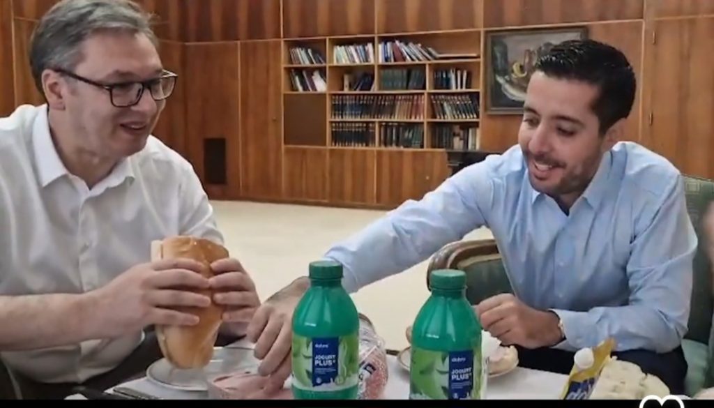 Vučič u Palati Srbije doručkovao sendvič sa parizerom i najavio da će pojeftiniti još 10 proizvoda