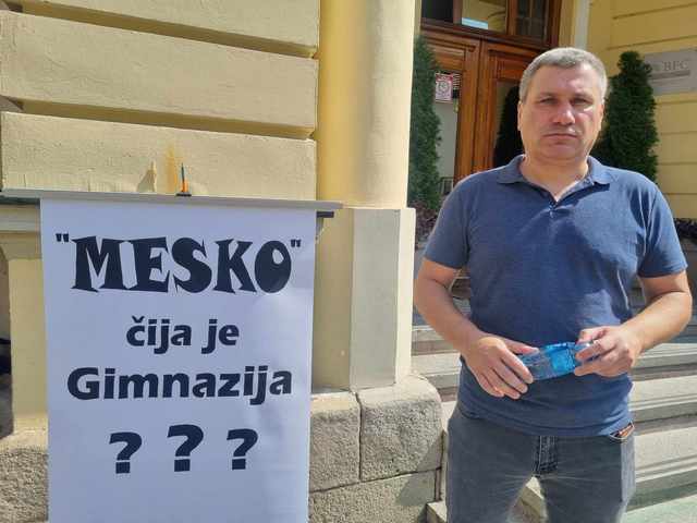Profesor iz Gimnazije protestuje ispred sedišta grada s pitanjem gradonačelniku Leskovca