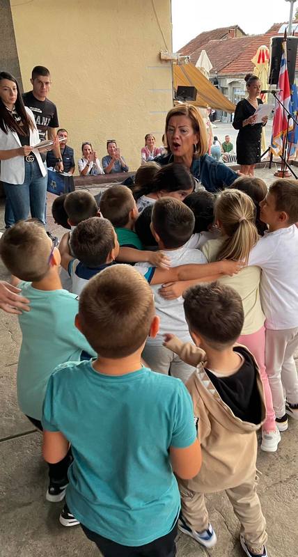 Nakon podele besplatnih udžbenika opština Surdulica prvacima dodelila 5.000 dinara i školske poklone