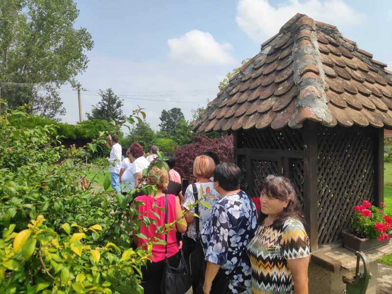 Oko 60 žena iz Vlasotinca, Pirota, Babušnice i Aleksinca posetile turistička domaćinstva u Šumadiji