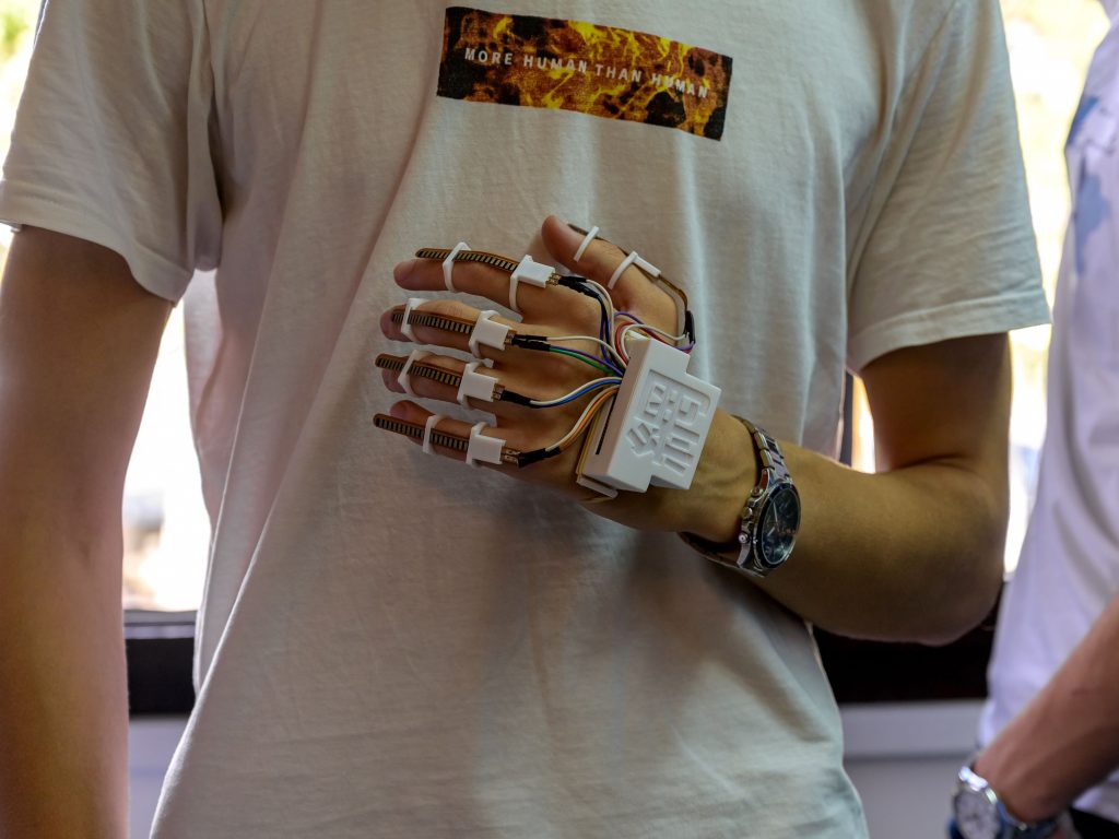 Otvoren Mejkers lab u niškoj školi čiji đaci su osmislili rukavicu za prevođenje znakovnog jezika
