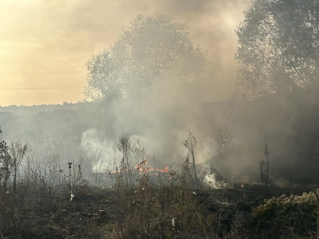 Vatrogasci se pola sata bore sa požarom na deponiji u blizini novog stadiona u Leskovcu (foto-video)