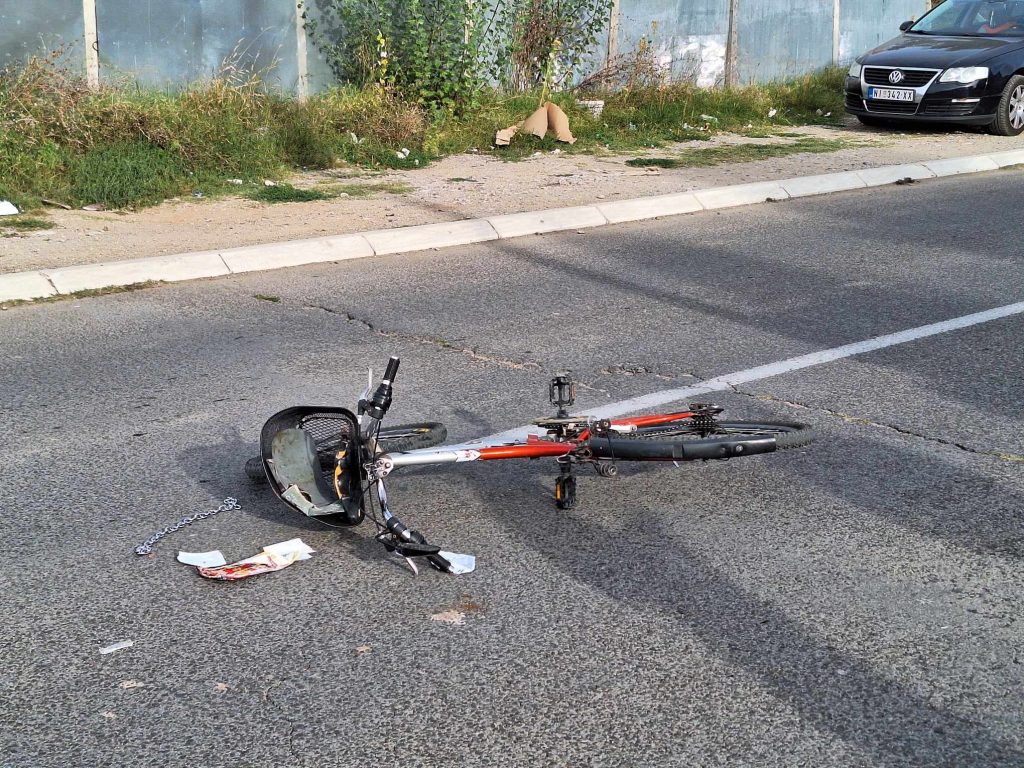 Biciklista povređen u sudaru na Vizantijskom bulevaru