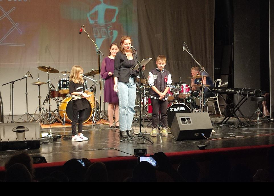 Emocije i uzbuđenje pri dodeli nagrade za najboljeg mladog bubnjara “Bojan Zlatanović Tokan”
