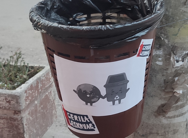 Da ne bude nemamo gde: Gerilci Leskovca postavili kante za smeće na Niškoj ulici