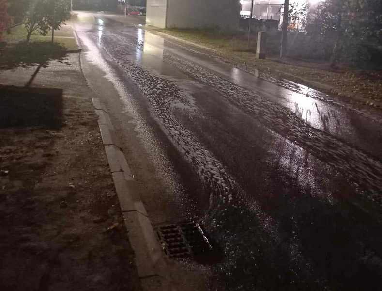 Kanalizacija poplavila Ulicu Ljube Nenadovića u Leskovcu
