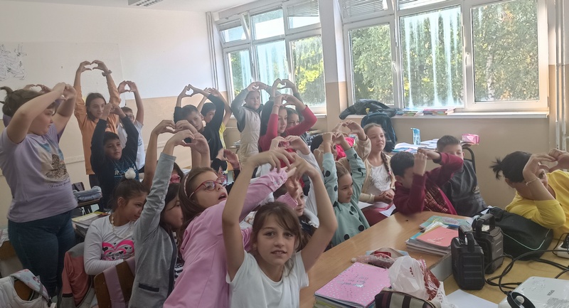 Himne i srca za prijateljstvo dva odeljenja i dve učiteljice na jugu Srbije