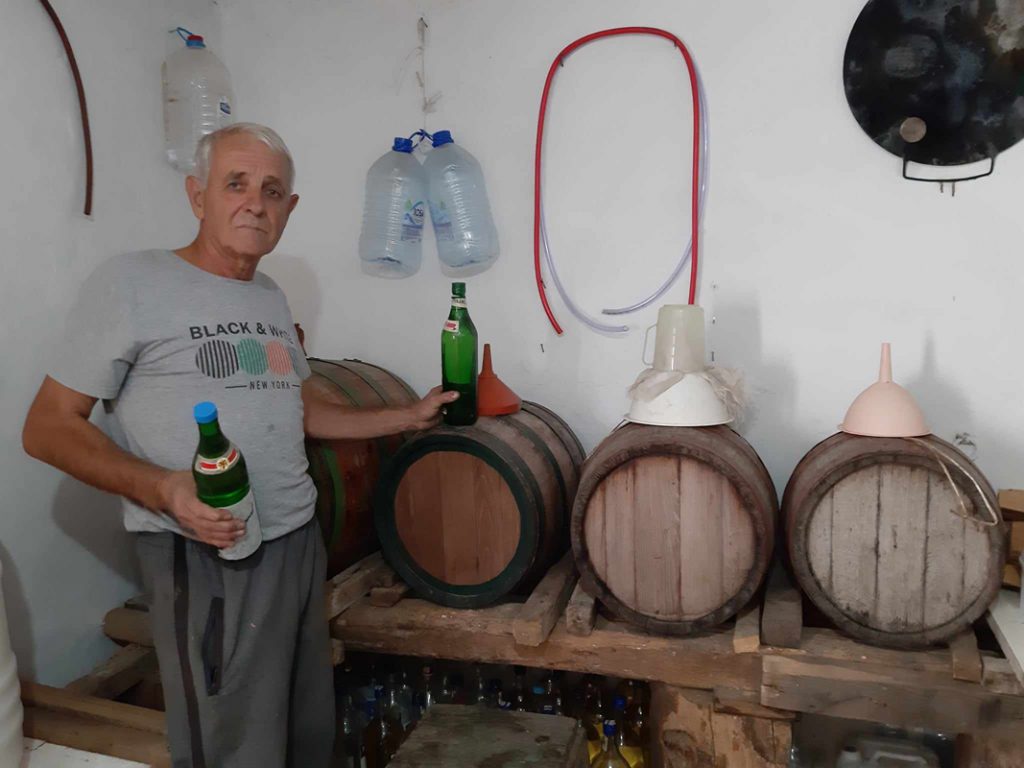 Domaćinsku kuću Cvetkovića krasi dobro vino i rakija, Zoran godišnje ispeče i po 180 kazana rakije