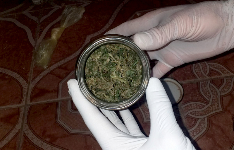 Policija u stanu mladića pronašla 75 semenki i 863 grama marihuane