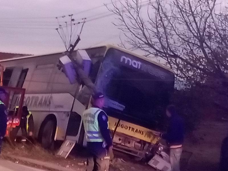 Autobus sleteo sa puta u okolini Leskovca, udario u banderu pa meštane ostavio bez struje